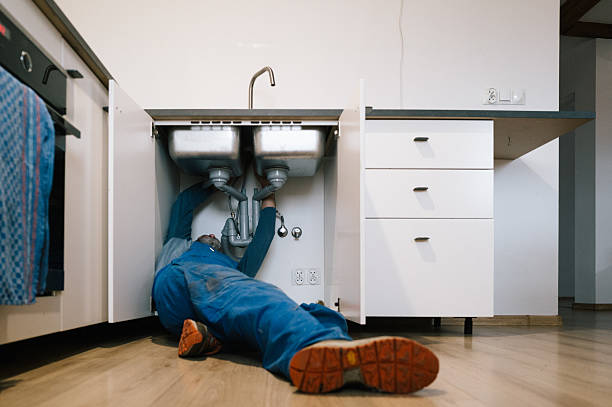 Professional Leak Detection technician working in Forest Lake, IL